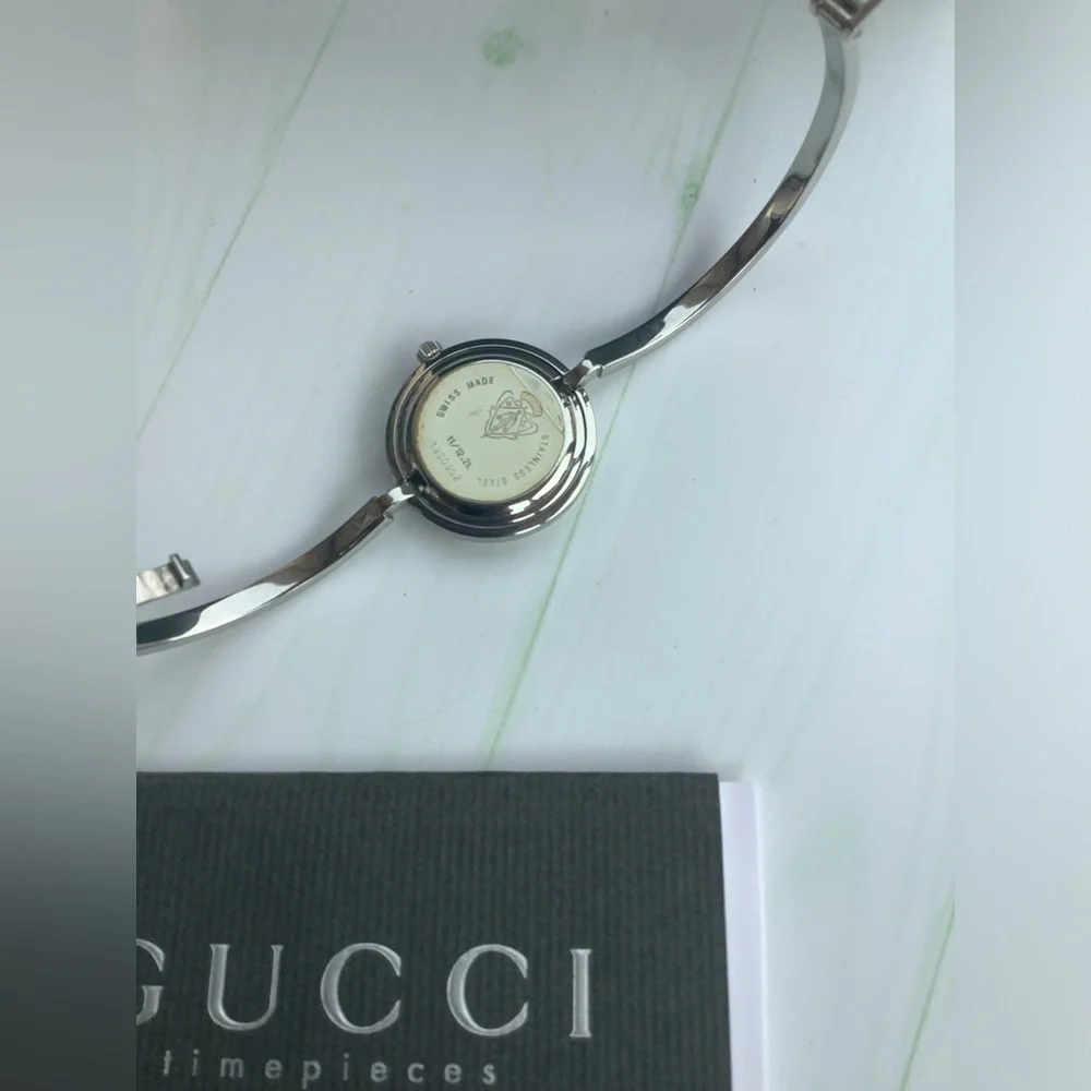 Gucci Silver Bangle Watch with Multicolor Interchangeable Bezels 💛🤍❤️